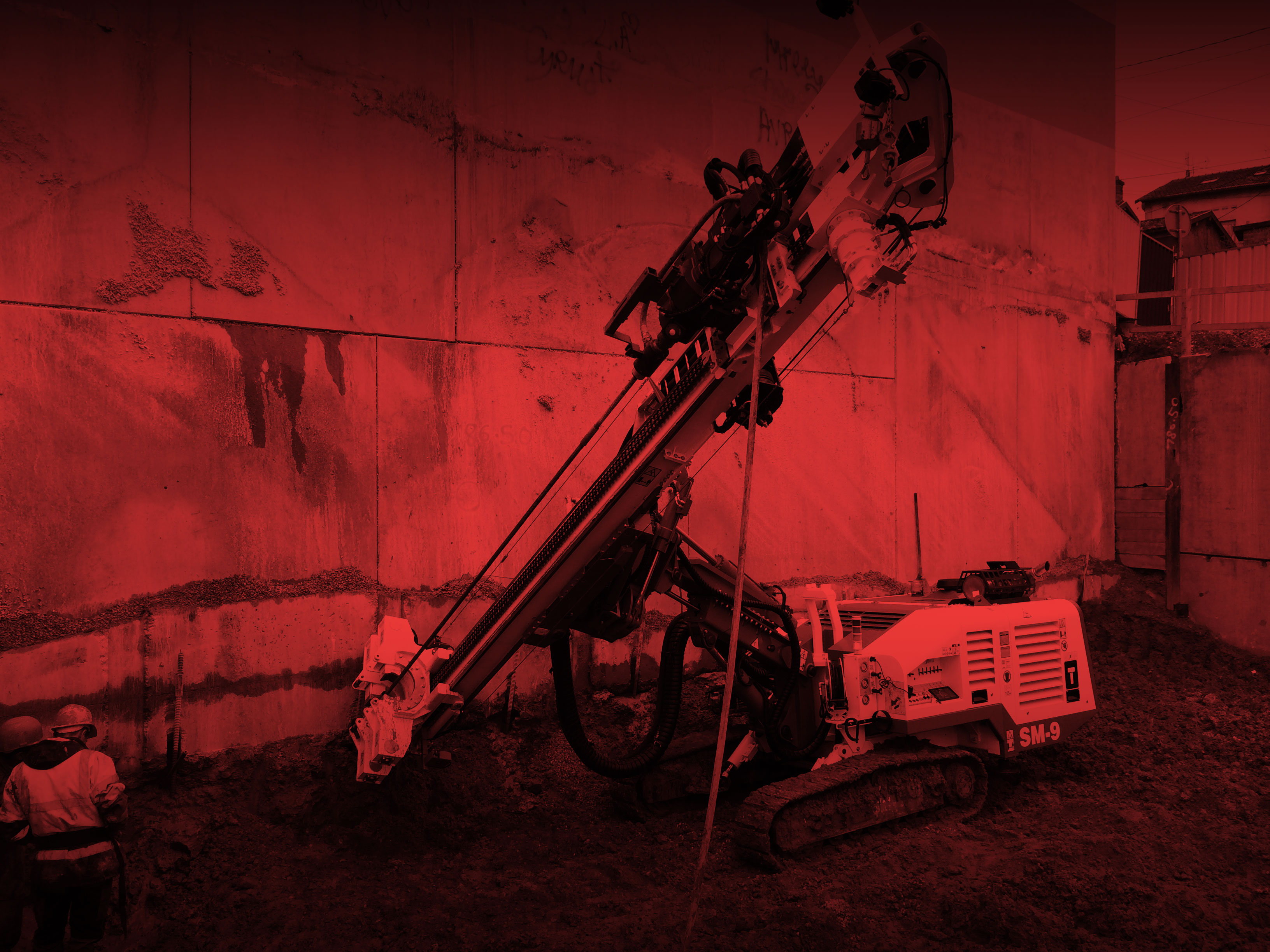 Photographie d'un chantier avec des engins de travaux spéciaux.