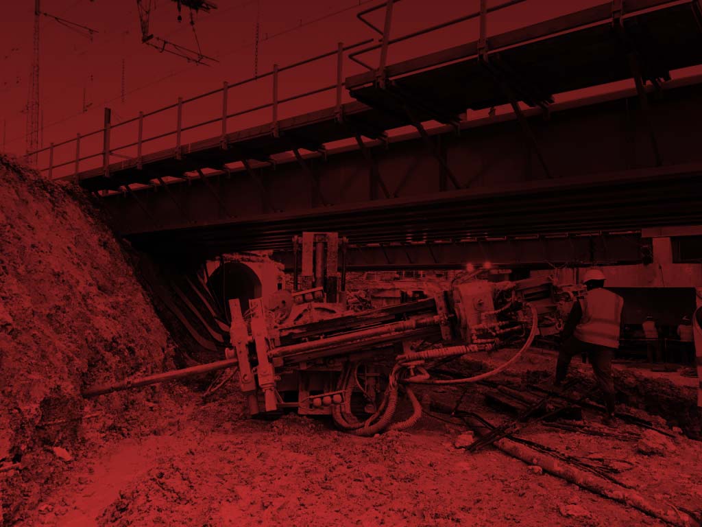 Photographie d'un chantier avec des engins de travaux spéciaux.
