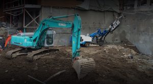 Photographie d'un chantier avec des engins de travaux spéciaux.